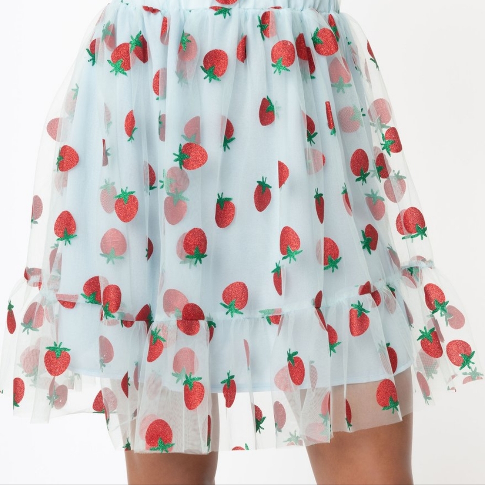 Smak Parlour Unique Vintage Skirt Size M NWT strawberries